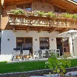 Hochalmbahnen 8w2, Alpenrebe, Nahe Gondel Daire Rauris